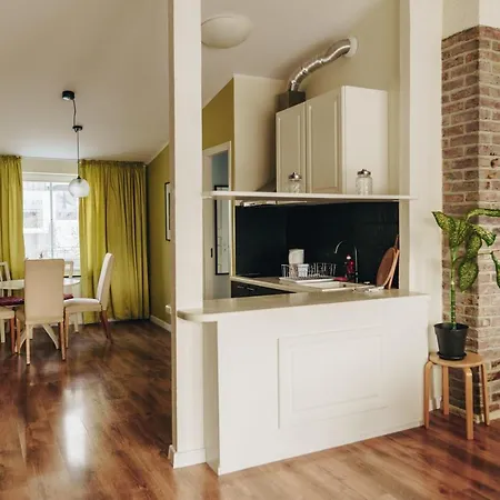 1-bedroom With Bath & Balcony Apartment *